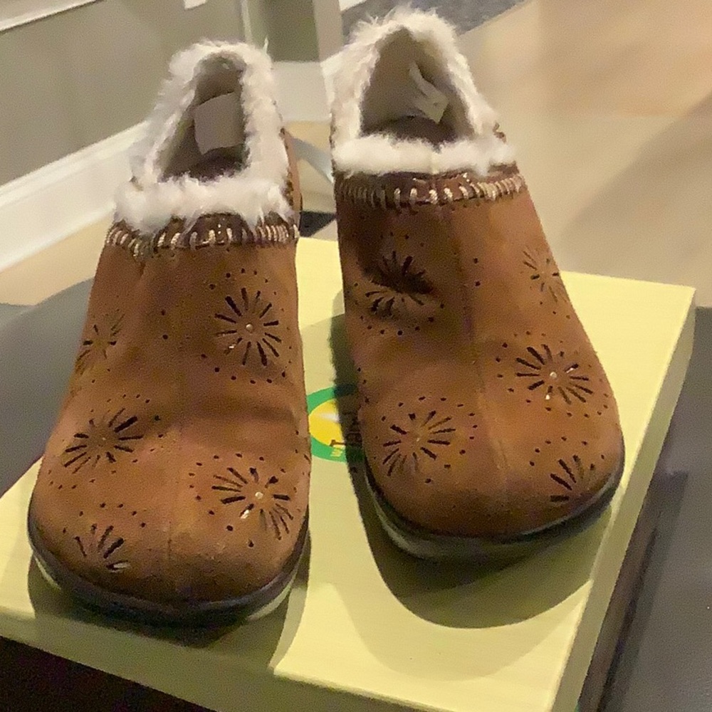 Jambu Chestnut Suede and Faux Fur Sport Wedge Size 9 Medium